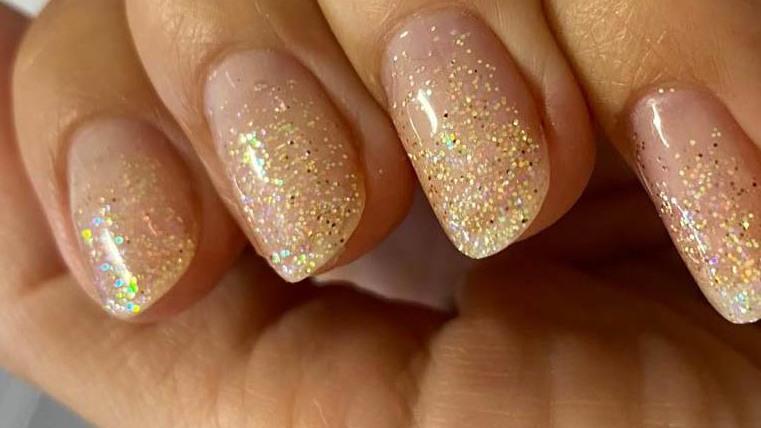 pubblicizza su instagram la ricostruzione unghie scoperta nail artist abusiva in mugello