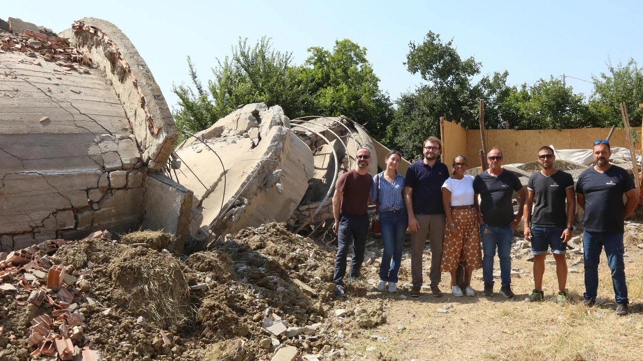 Il crollo in pochi secondi: Marcignana si è liberata del gigante di cemento. Operazione da 70mila euro, usati un chilo di esplosivo e microcariche . Il crollo in pochi secondi: Marcignana si è liberata del gigante di cemento. Operazione da 70mila euro, usati un chilo di esplosivo e microcariche .