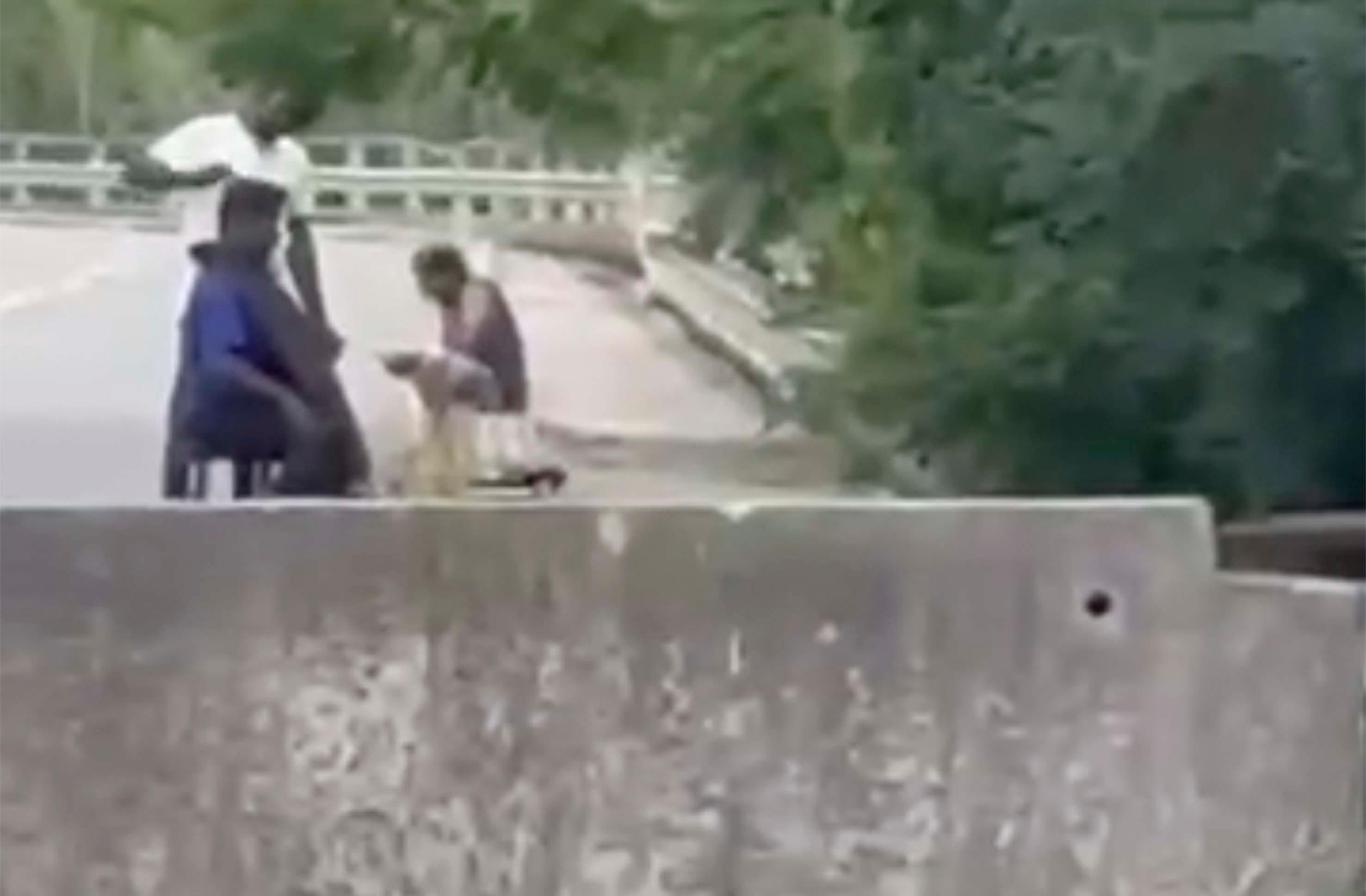 Barbiere fai da te taglia i capelli in strada, il ponte chiuso da anni diventa ‘un salone’ Barbiere fai da te taglia i capelli in strada, il ponte chiuso da anni diventa ‘un salone’