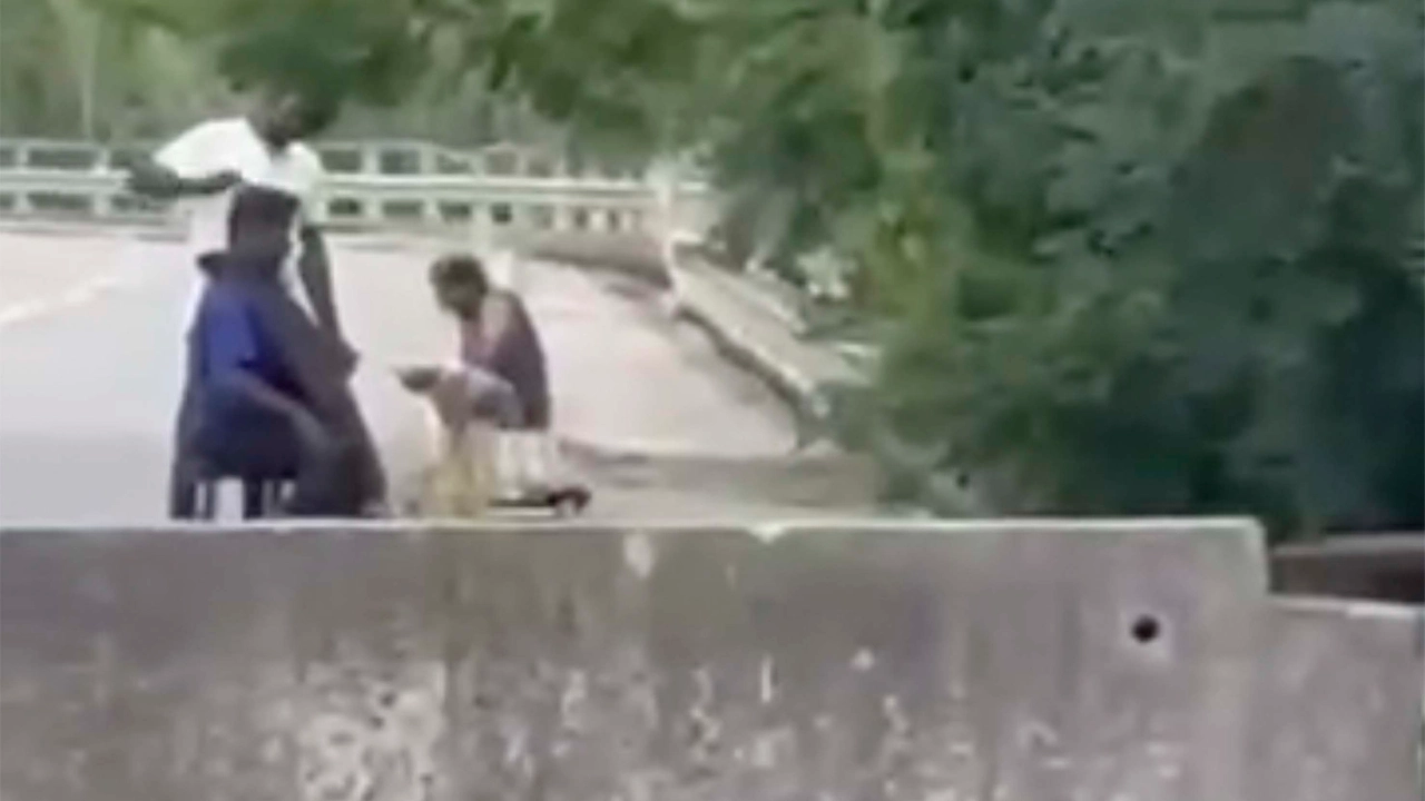 Le immagini che hanno fatto il giro dei social con il barbiere improvvisato sul viadotto Ribussolaia Le immagini che hanno fatto il giro dei social con il barbiere improvvisato sul viadotto Ribussolaia