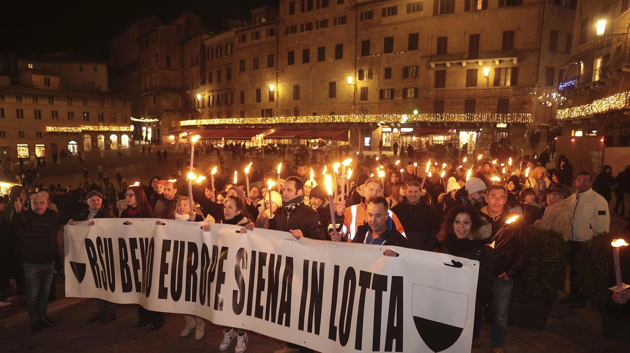 La fiaccolata in Piazza del Campo dei lavoratori dello stabilimento Beko Europe di viale Toselli La fiaccolata in Piazza del Campo dei lavoratori dello stabilimento Beko Europe di viale Toselli