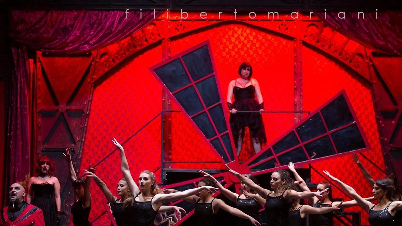 Un’opera rock al Lyrick con il travolgente spettacolo che rilegge il film musical “Moulin Rouge!” di Baz Luhrmann. C’è grande... Un’opera rock al Lyrick con il travolgente spettacolo che rilegge il film musical “Moulin Rouge!” di Baz Luhrmann. C’è grande...