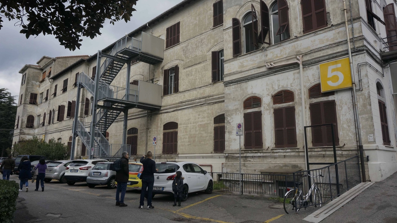 L’esterno dell’ospedale Sant’Andrea dove si è spento il pensionato L’esterno dell’ospedale Sant’Andrea dove si è spento il pensionato