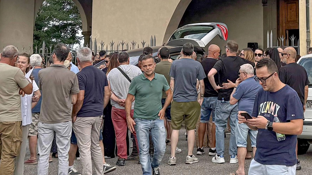La folla che ieri si è data appuntamento alla chiesa di San Martini a Gangalandi per il funerale