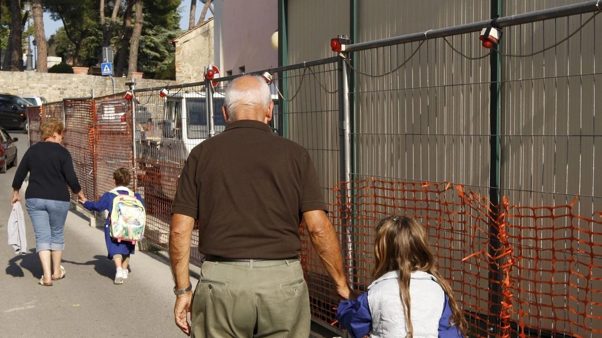 Un nonno di Rignano denuncia il pericolo per bambini e anziani lungo la strada per la scuola. Chiede limiti di velocità e controlli più severi. Un nonno di Rignano denuncia il pericolo per bambini e anziani lungo la strada per la scuola. Chiede limiti di velocità e controlli più severi.