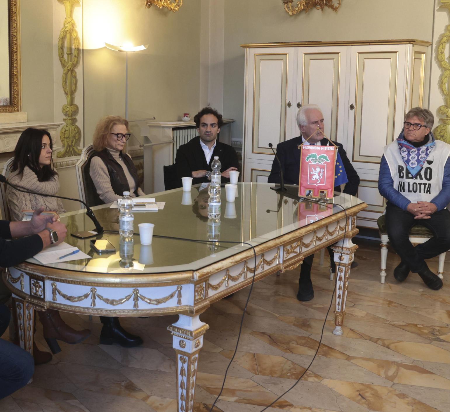 Beko, gli operai chiamano. Le istituzioni: "Noi ci siamo" Beko, gli operai chiamano. Le istituzioni: "Noi ci siamo"