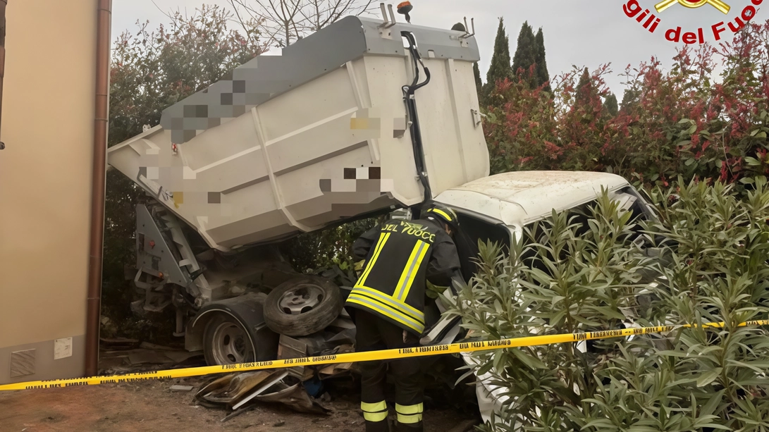 Il mini-compattatore finito nel giardino dell’abitazione in via di Gello. Sono intervenuti vigili del fuoco, soccorritori, tecnici di Toscana Gas e forze dell’ordine Il mini-compattatore finito nel giardino dell’abitazione in via di Gello. Sono intervenuti vigili del fuoco, soccorritori, tecnici di Toscana Gas e forze dell’ordine