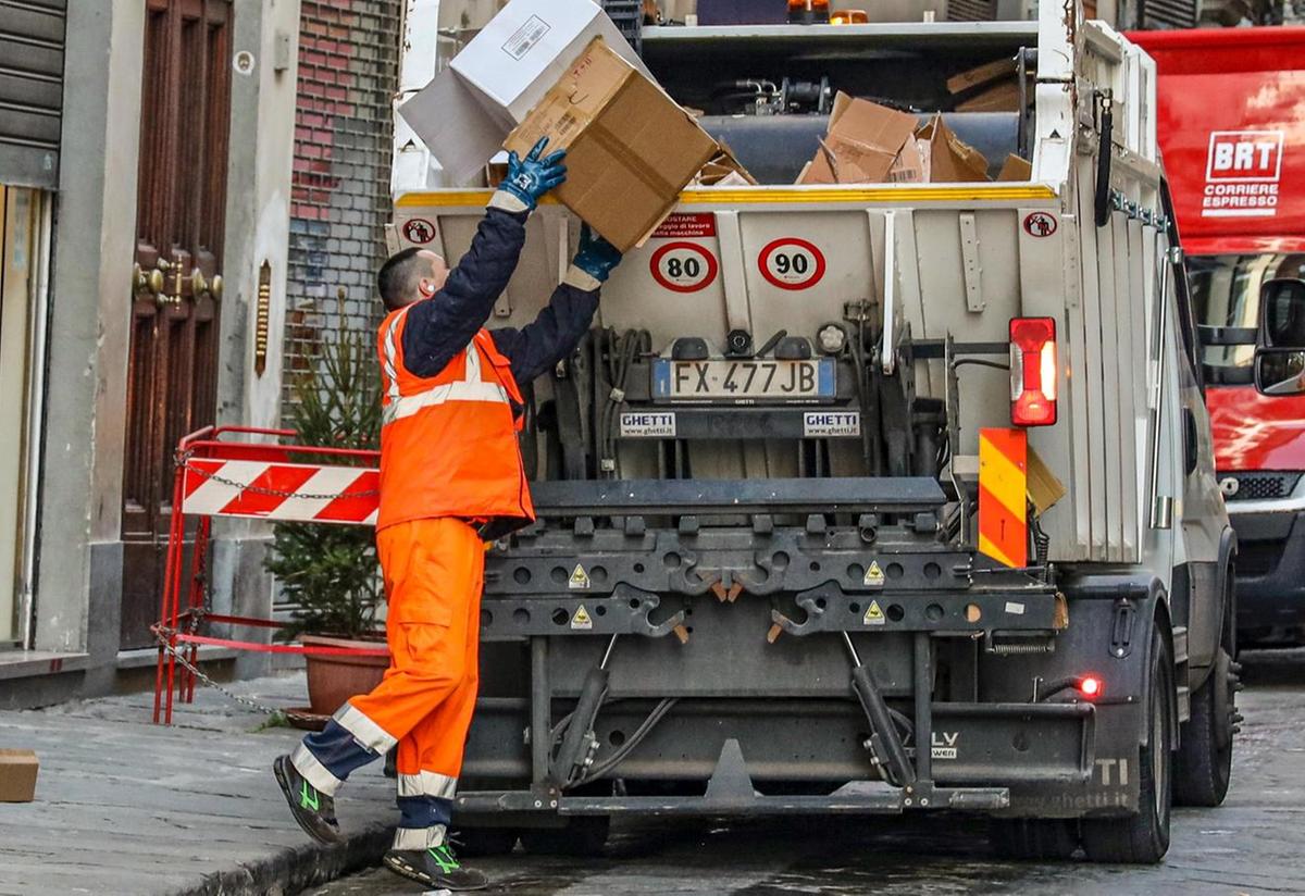Spazzatura, ancora aumenti. I negozianti sulle barricate : "Siamo stufi di prese in giro". Bollette, chiesto il riconteggio Spazzatura, ancora aumenti. I negozianti sulle barricate : "Siamo stufi di prese in giro". Bollette, chiesto il riconteggio
