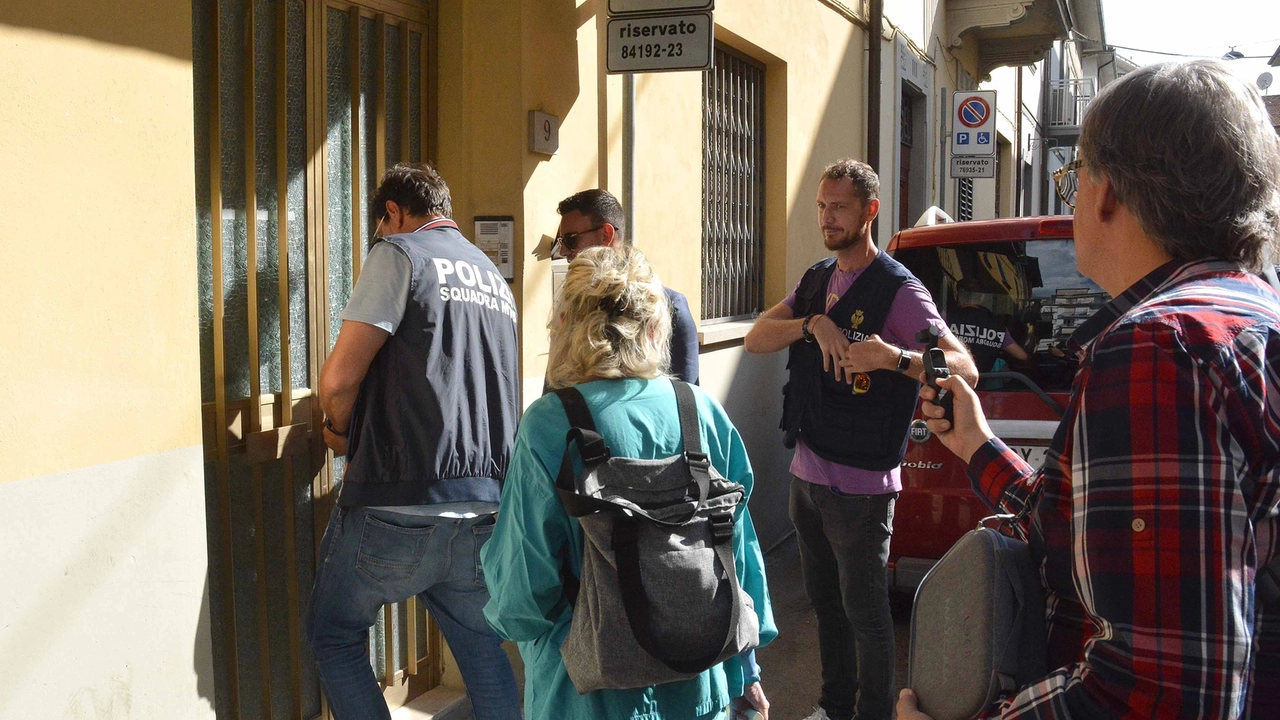 Il sopralluogo nell’appartamento di via Montanara dove viveva la donna Il sopralluogo nell’appartamento di via Montanara dove viveva la donna