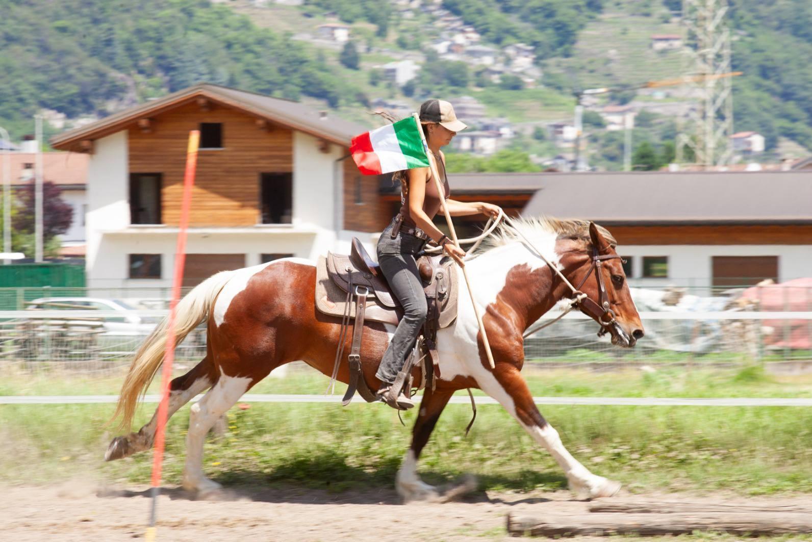https://www.lanazione.it/image-service/view/acePublic/alias/contentid/M2Q4MTY4NzUtMjJlOC00/0/alice-sussurra-ai-cavalli-un-lavoro-impegnativo-al-ranch-della-estrada.jpeg