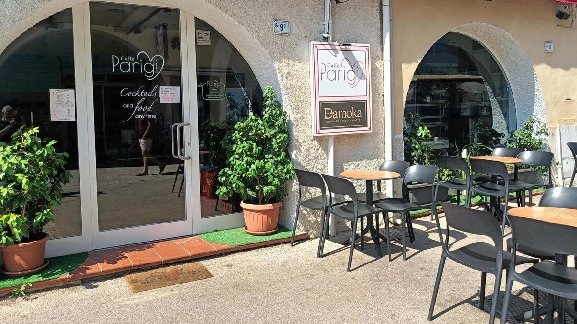 Il Caffè Parigi dove un gruppo di ragazzi hanno fato baldoria e poi picchiato la titolare, facendola finire al pronto soccorso