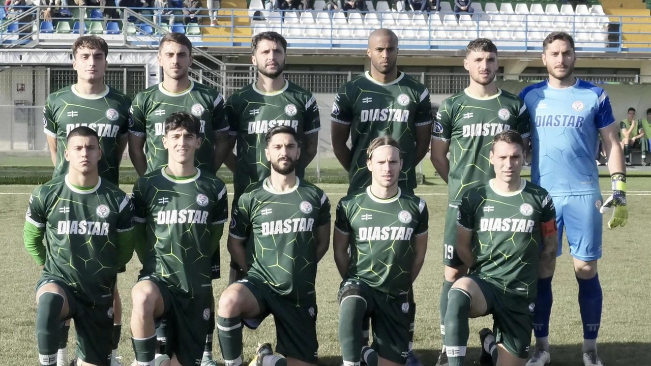 Il Seravezza, (nella foto la formazione che la scorsa settimana ha affrontato il Siena), domani sarà impegnato in trasferta contro l’Aquila Montevarchi