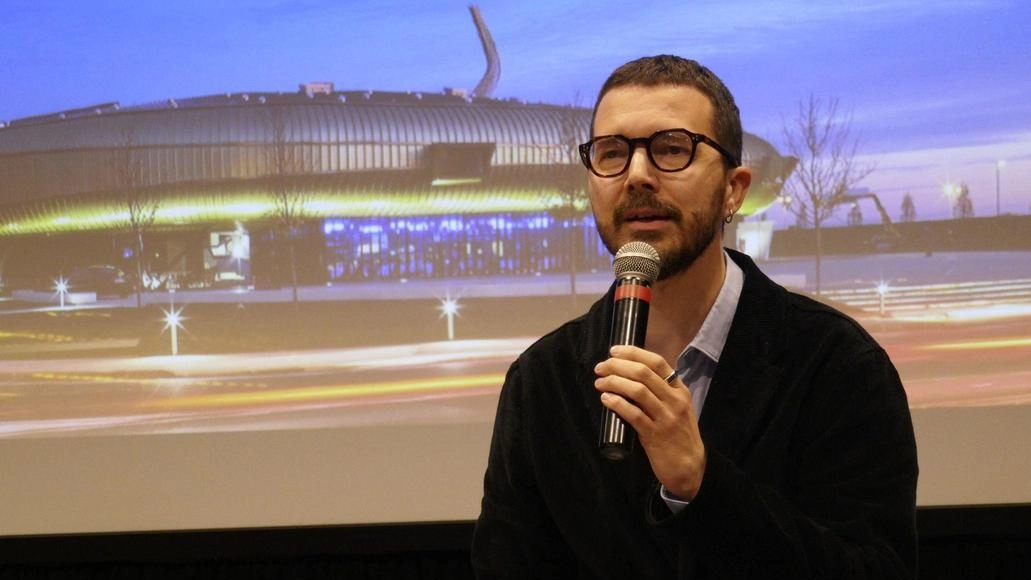 Il direttore del Centro Pecci di Prato, Stefano Collicelli Cagol, a destra, guiderà la visita alla mostra «Colorescenze» al termine del convegno Il direttore del Centro Pecci di Prato, Stefano Collicelli Cagol, a destra, guiderà la visita alla mostra «Colorescenze» al termine del convegno