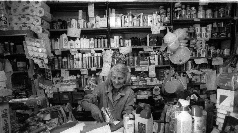 Nella foto di Augusto Mattioli, una tradizionale bottega senese Nella foto di Augusto Mattioli, una tradizionale bottega senese