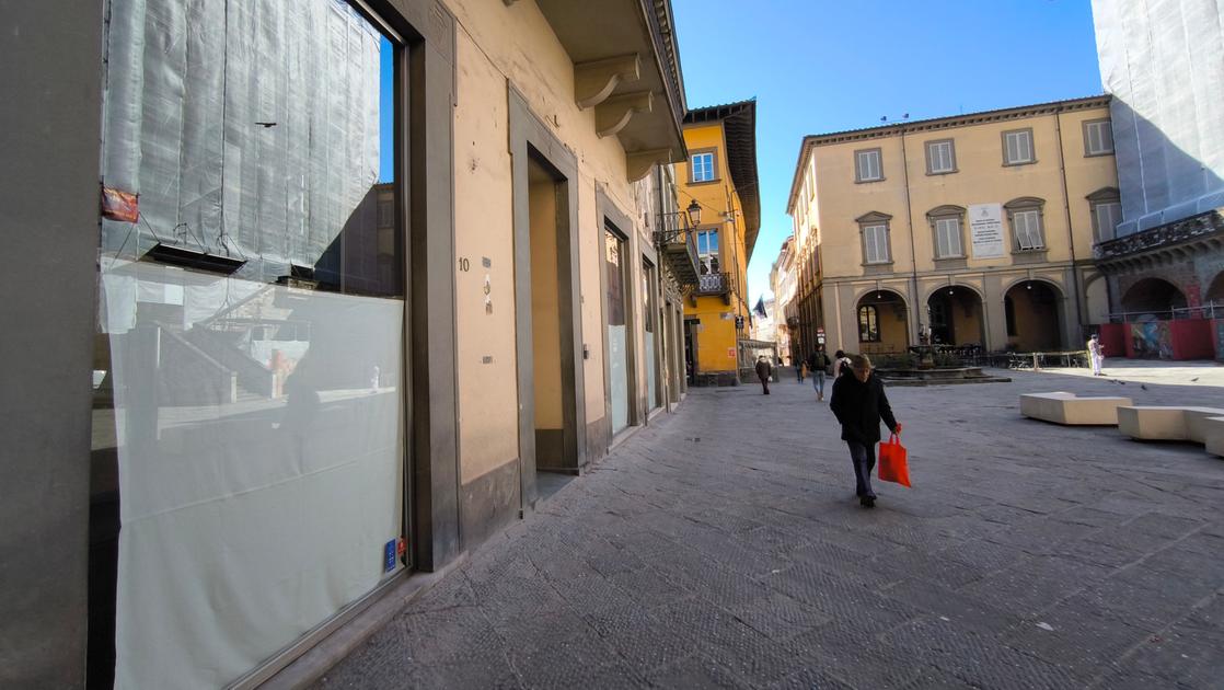 negozi chiusi a prato la crisi del commercio attanaglia il centro
