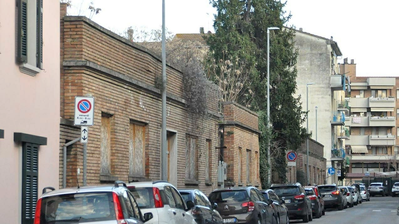 Il vecchio complesso tra via Vallepiatta e via Pellegro Suali poteva essere una superficie da acquistare e valorizzare vista la posizione strategica Il vecchio complesso tra via Vallepiatta e via Pellegro Suali poteva essere una superficie da acquistare e valorizzare vista la posizione strategica