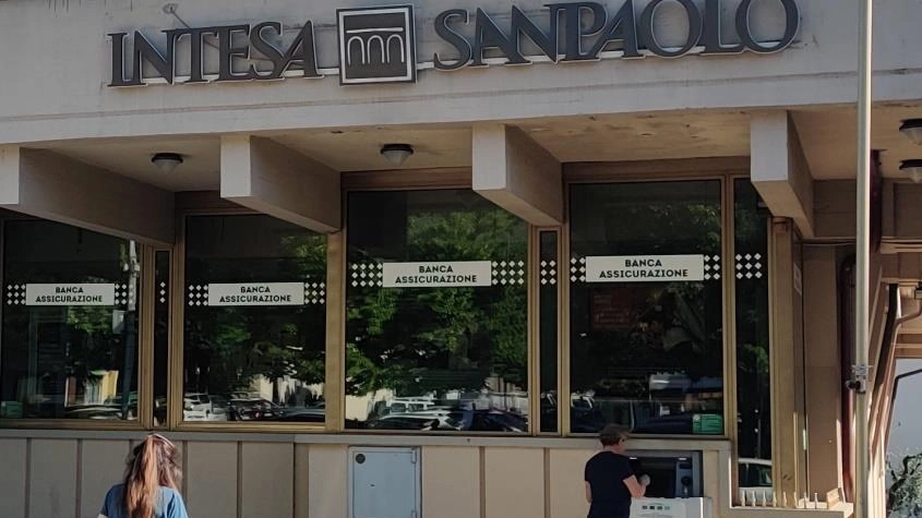 La storica sede di Banca Intesa, nella piazza Giovanni XXIII di Montale, in pieno centro La storica sede di Banca Intesa, nella piazza Giovanni XXIII di Montale, in pieno centro