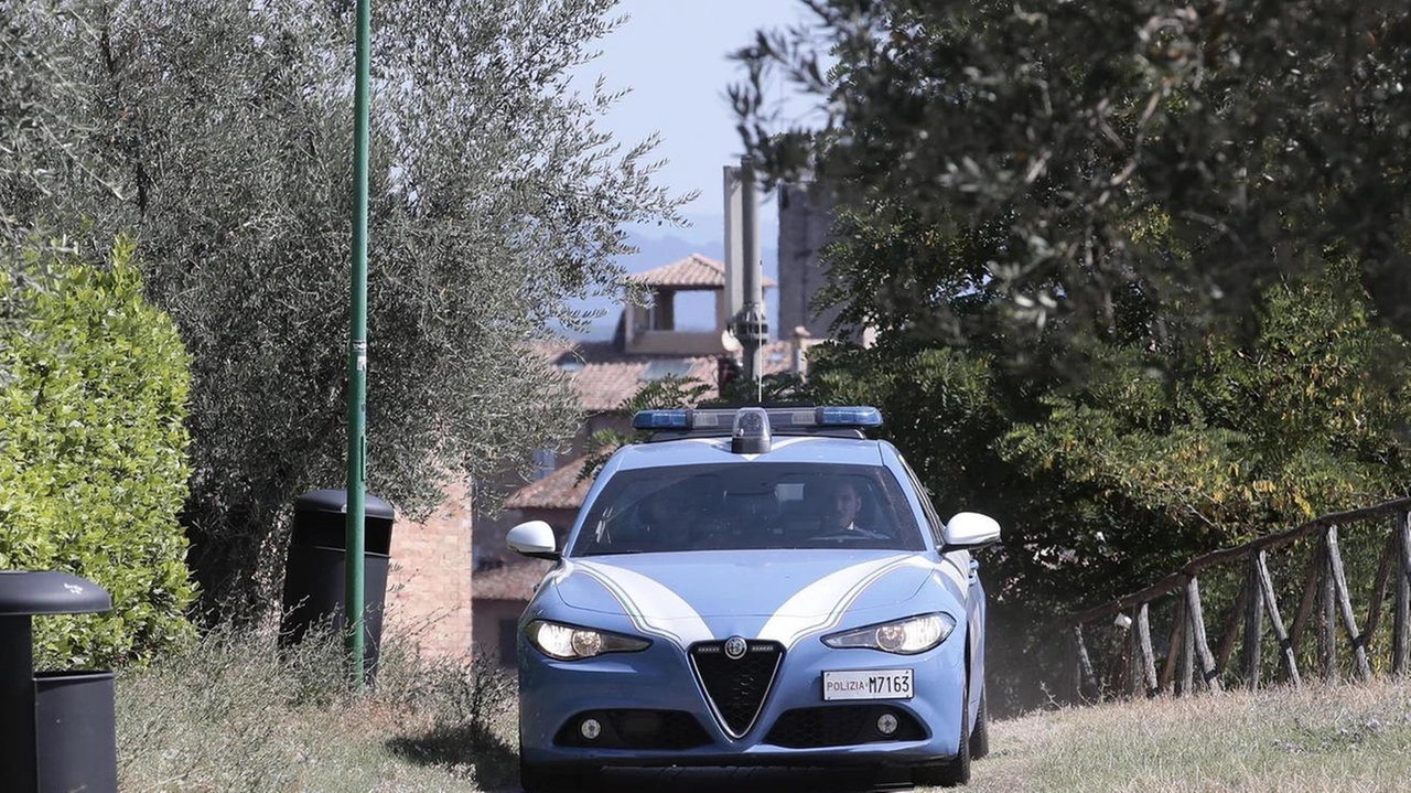 La Volante della questura agli Orti del Tolomei dove passa spesso per fare controlli visto che è una zona verde molto frequentata La Volante della questura agli Orti del Tolomei dove passa spesso per fare controlli visto che è una zona verde molto frequentata