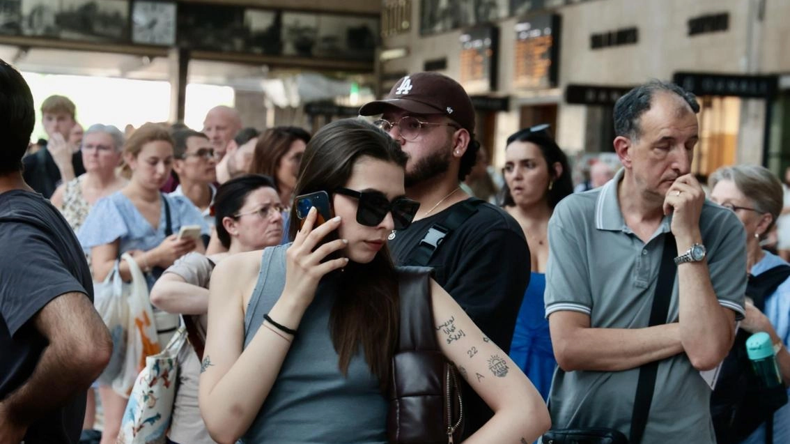 I viaggiatori rimasti a piedi dopo una delle giornate nere di settimana scorsa in cui tanti treni avevano subito importanti ritardi I viaggiatori rimasti a piedi dopo una delle giornate nere di settimana scorsa in cui tanti treni avevano subito importanti ritardi