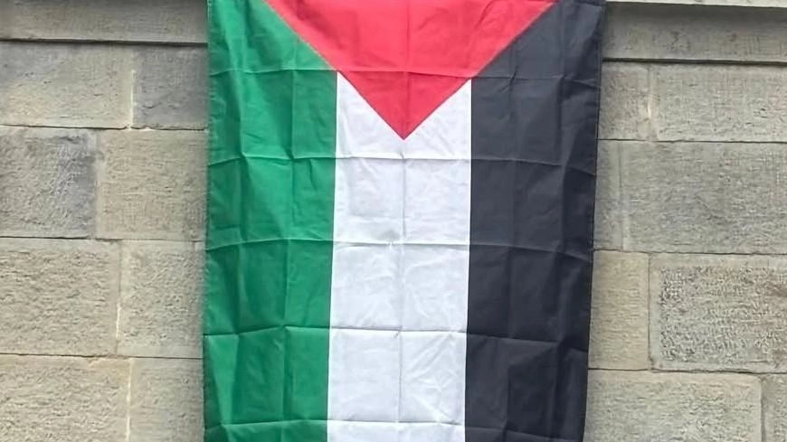 Sui muri dei palazzi comunali di Uzzano e Pescia, nei giorni scorsi, è stata affissa la bandiera della Palestina. "Ogni... Sui muri dei palazzi comunali di Uzzano e Pescia, nei giorni scorsi, è stata affissa la bandiera della Palestina. "Ogni...