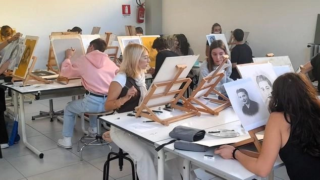 Gli studenti del Palma all’opera per disegnare i volti delle donne senza nome
