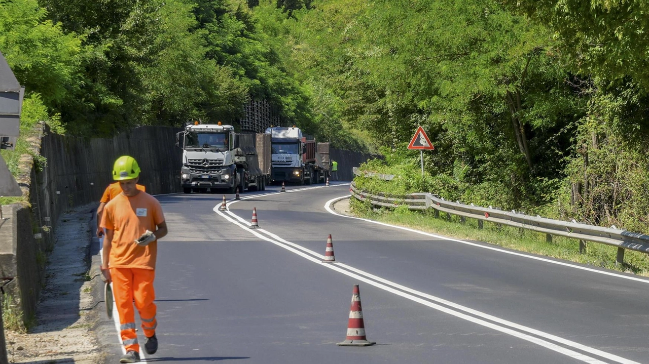 Dal 27 maggio al 13 giugno nuovo restringimento di carreggiata. Gli operai dovranno demolire e sostituire i giunti esistenti. Dal 27 maggio al 13 giugno nuovo restringimento di carreggiata. Gli operai dovranno demolire e sostituire i giunti esistenti.