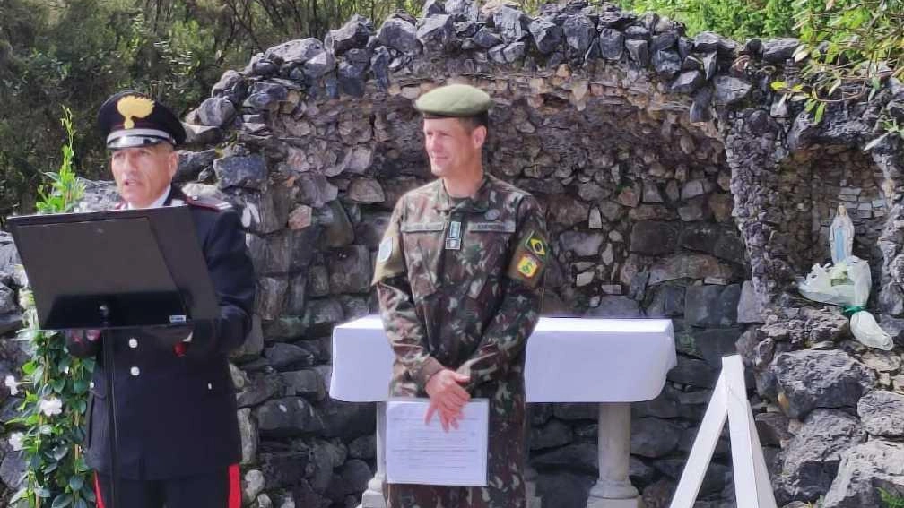 Il saluto del maresciallo Tomaselli con un militare brasiliano Il saluto del maresciallo Tomaselli con un militare brasiliano