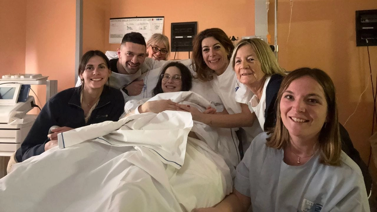Bianca Bertocchi con i genitori e l'équipe del reparto Bianca Bertocchi con i genitori e l'équipe del reparto