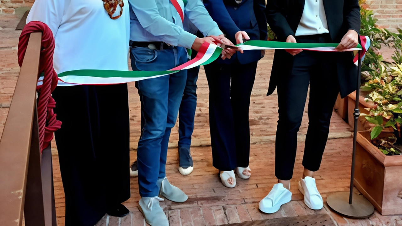L’inaugurazione della mostra «Spostare lo sguardo» di Carla Bedini, che rimarrà allestita a Palazzo pretorio fino al 12 gennaio 2025 L’inaugurazione della mostra «Spostare lo sguardo» di Carla Bedini, che rimarrà allestita a Palazzo pretorio fino al 12 gennaio 2025