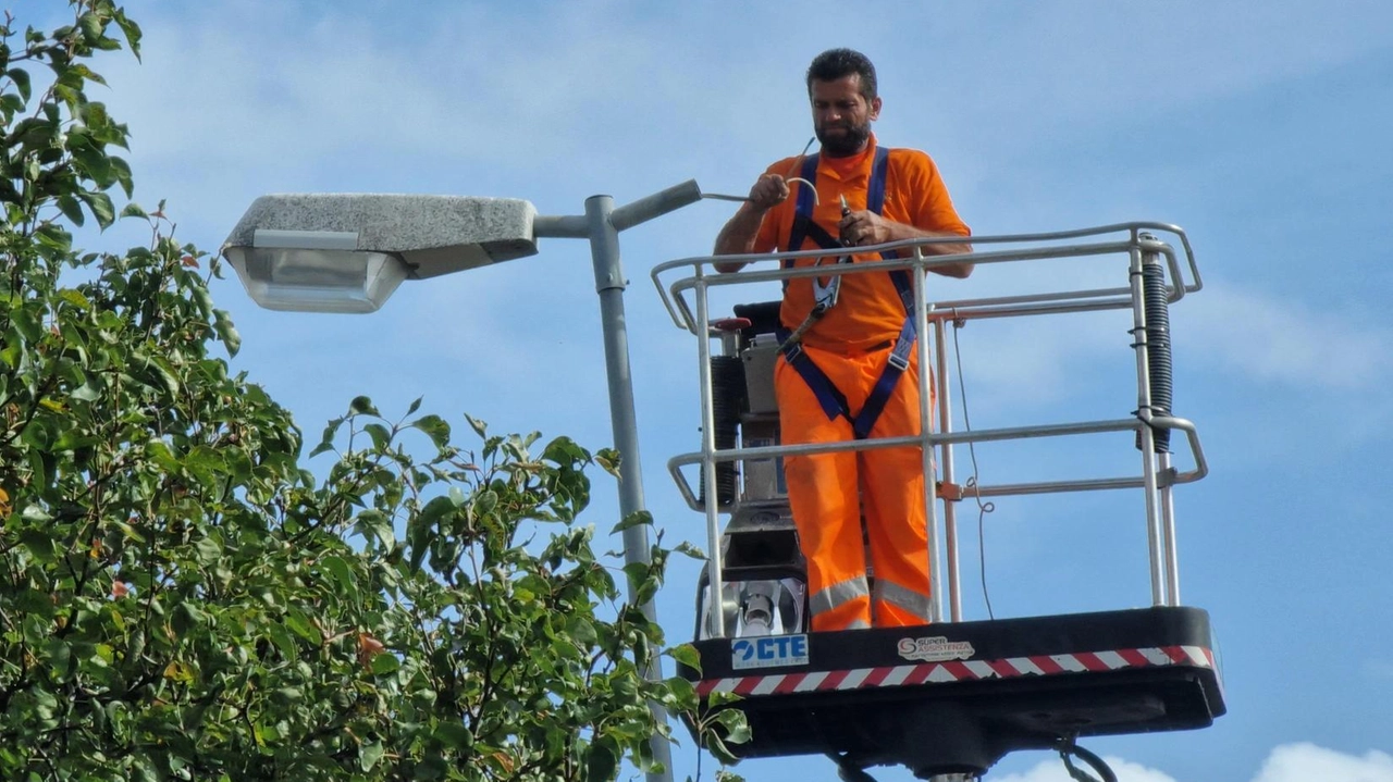 Il Comune di Vinci approva un progetto da 90mila euro per rinnovare l'illuminazione pubblica a Spicchio, con sostituzione di corpi illuminanti e lampioni. L'intervento dovrebbe concludersi in circa sessanta giorni. Il Comune di Vinci approva un progetto da 90mila euro per rinnovare l'illuminazione pubblica a Spicchio, con sostituzione di corpi illuminanti e lampioni. L'intervento dovrebbe concludersi in circa sessanta giorni.