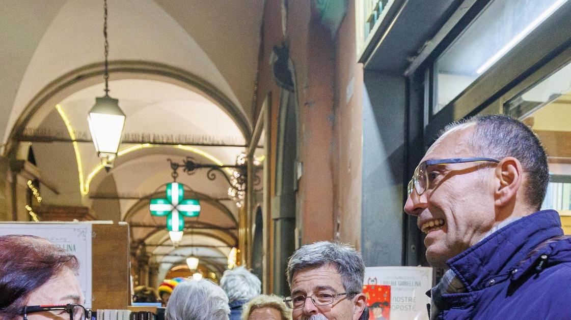 Ordinanza decoro, salvi libri e fiori. Esporli non è più ‘fuorilegge’ Ordinanza decoro, salvi libri e fiori. Esporli non è più ‘fuorilegge’