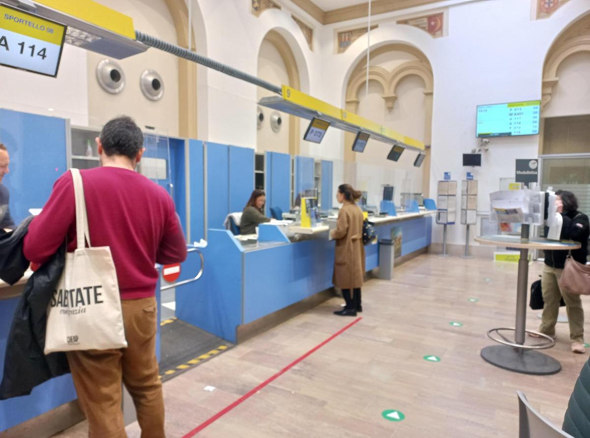 Uffici che cambiano Poste e i nuovi servizi. Dai certificati pensionistici ai passaporti Uffici che cambiano Poste e i nuovi servizi. Dai certificati pensionistici ai passaporti