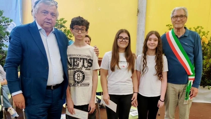 Premiati tre alunni della scuola media Melani: partiranno per Manchester. Hanno scritto temi dedicati alla Costituzione italiana e realizzato disegni. . Premiati tre alunni della scuola media Melani: partiranno per Manchester. Hanno scritto temi dedicati alla Costituzione italiana e realizzato disegni. .
