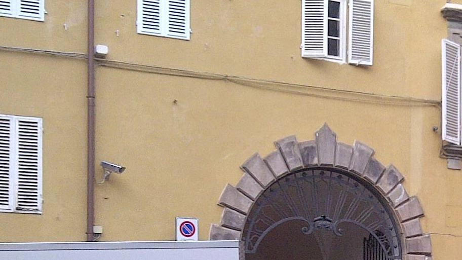 A Lucca iniziano i lavori per rifare il manto in asfalto natura di piazza Cittadella, con temporanea rimozione degli arredi. Il Comune spera di concludere in due giorni, ma resta da valutare il divieto di accesso ai veicoli una volta completato l'intervento. A Lucca iniziano i lavori per rifare il manto in asfalto natura di piazza Cittadella, con temporanea rimozione degli arredi. Il Comune spera di concludere in due giorni, ma resta da valutare il divieto di accesso ai veicoli una volta completato l'intervento.