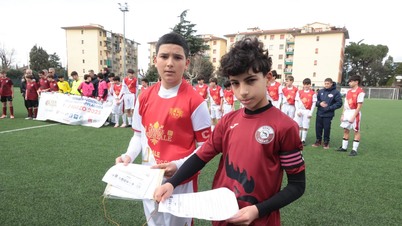 I capitani di Isolotto e Real Chianti prima del fischio d’inizio della partita applaudita I capitani di Isolotto e Real Chianti prima del fischio d’inizio della partita applaudita