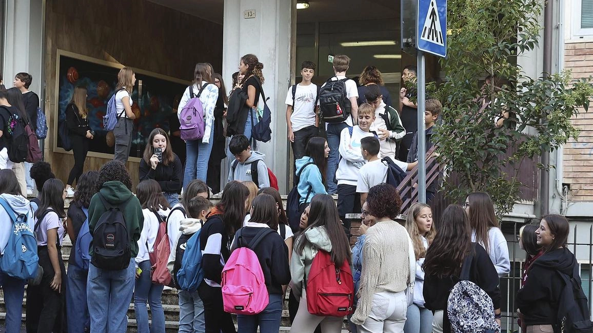Studenti allo Scientifico Galilei di Siena il primo giorno di scuola Studenti allo Scientifico Galilei di Siena il primo giorno di scuola