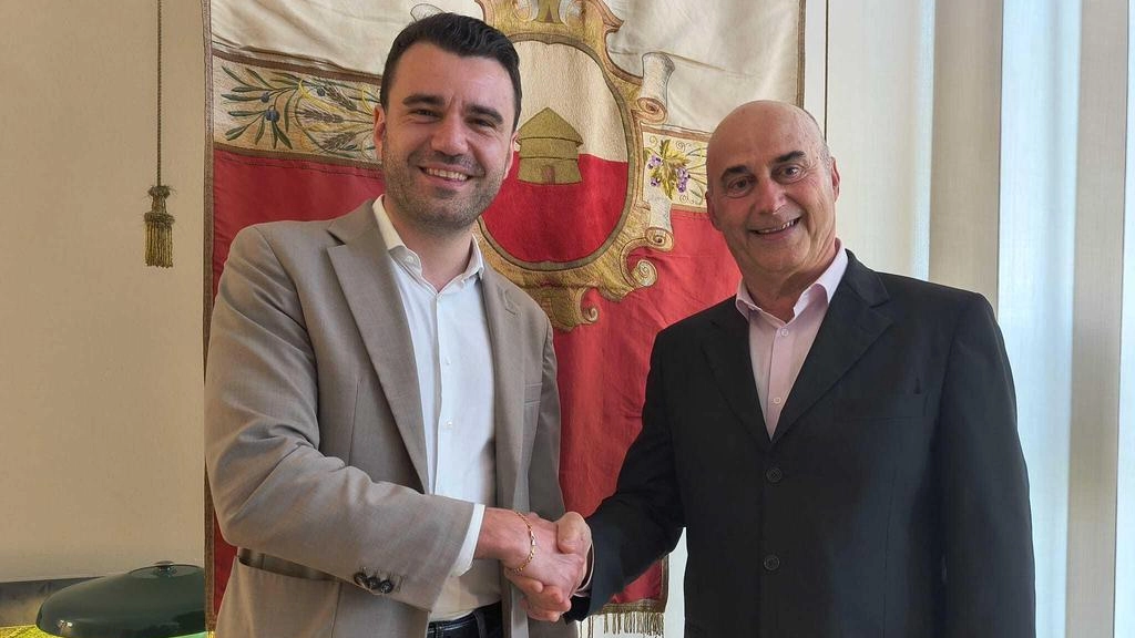 Il sindaco Giordano Del Chiaro con il neo assessore Gaetano Ceccarelli Il sindaco Giordano Del Chiaro con il neo assessore Gaetano Ceccarelli