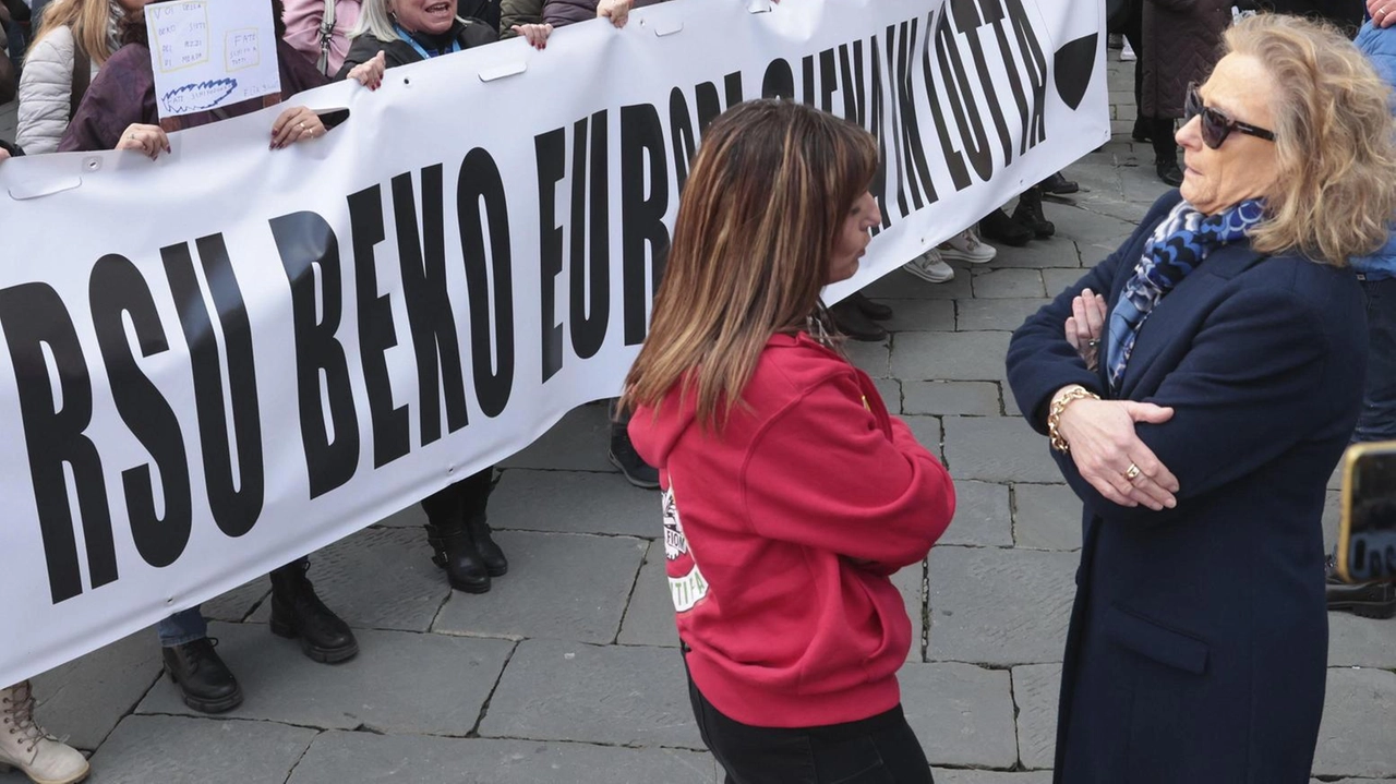 Anche la sindaca Nicoletta Fabio con le lavoratrici e i lavoratori dello stabilimento di Siena della Beko Anche la sindaca Nicoletta Fabio con le lavoratrici e i lavoratori dello stabilimento di Siena della Beko