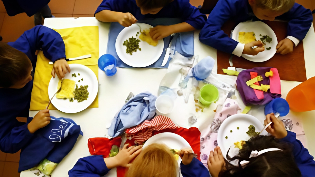 Bambini seduti attorno al tavolo di una mensa scolastica:. dopo l’episodio sono stati eseguiti tutti i controlli del caso (foto d’archivio) Bambini seduti attorno al tavolo di una mensa scolastica:. dopo l’episodio sono stati eseguiti tutti i controlli del caso (foto d’archivio)
