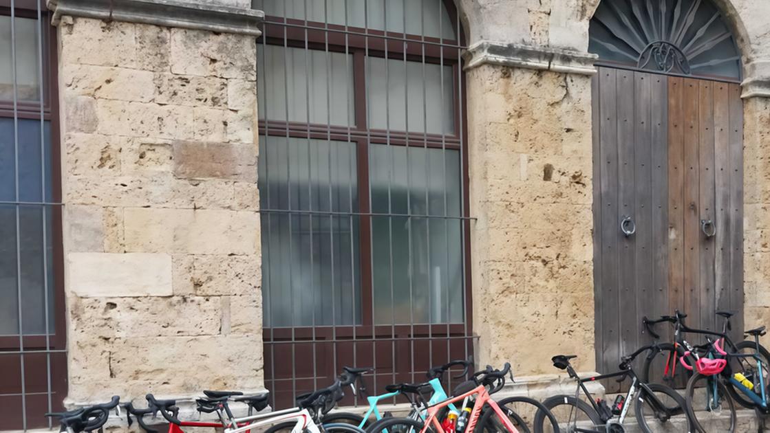 Bici, parcheggio selvaggio e pedoni in allarme. Le proteste si fanno sentire Bici, parcheggio selvaggio e pedoni in allarme. Le proteste si fanno sentire