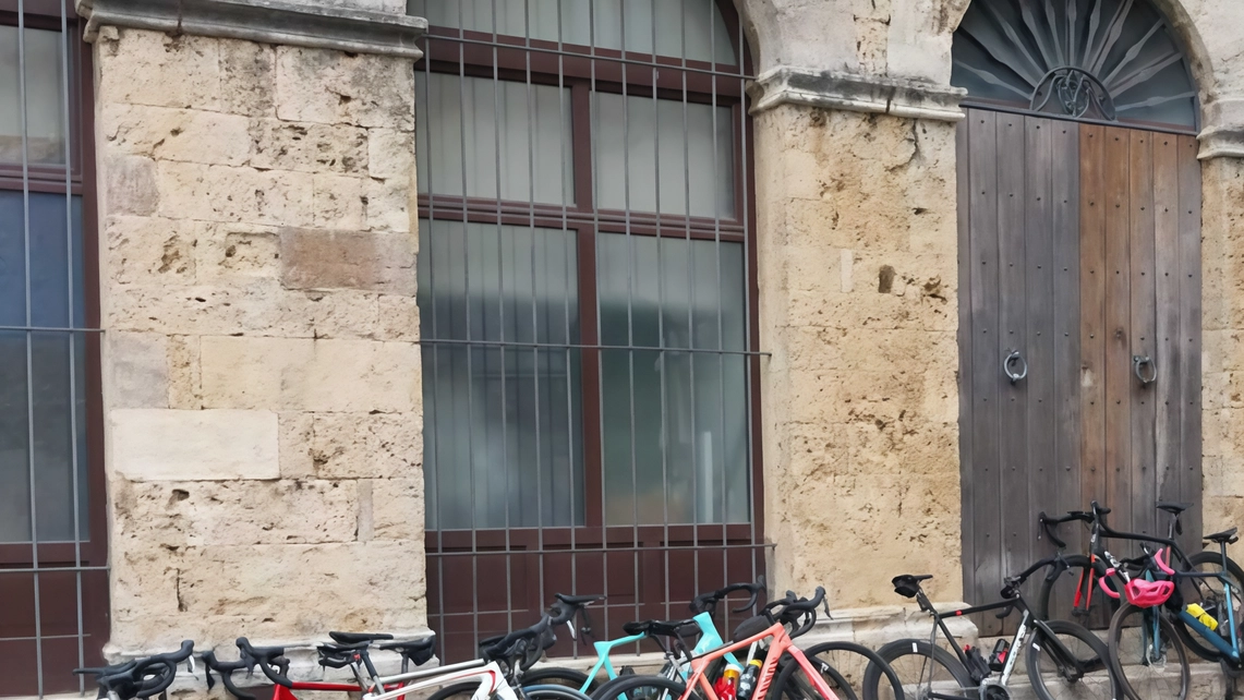 Decine di biciclette continuano ad essere lasciate dai propritari appoggiate al Palazzo comunale Lo spettacolo non è esaltante Decine di biciclette continuano ad essere lasciate dai propritari appoggiate al Palazzo comunale Lo spettacolo non è esaltante