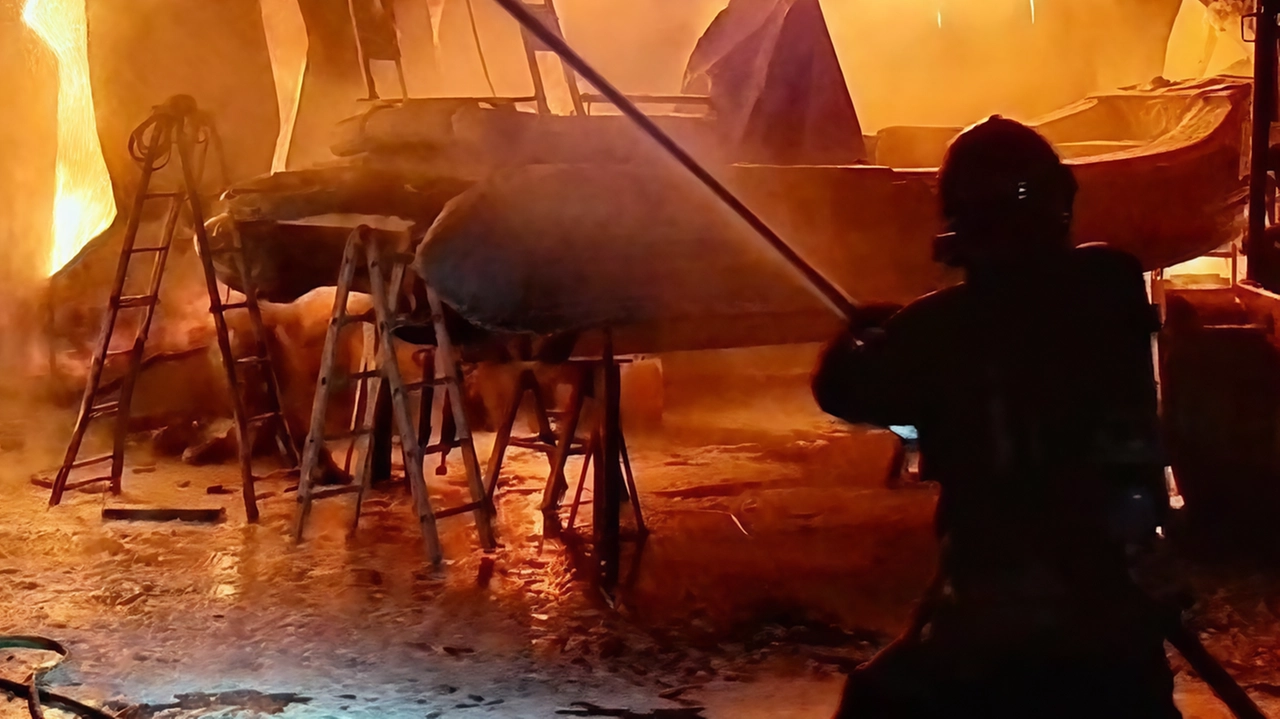 A Cortona, nella chiesa di San Marco in Villa, si sospetta un incendio doloso. Gli investigatori cercano indizi sugli inneschi. Danneggiata la struttura, nessun ferito. Carabinieri indagano. A Cortona, nella chiesa di San Marco in Villa, si sospetta un incendio doloso. Gli investigatori cercano indizi sugli inneschi. Danneggiata la struttura, nessun ferito. Carabinieri indagano.