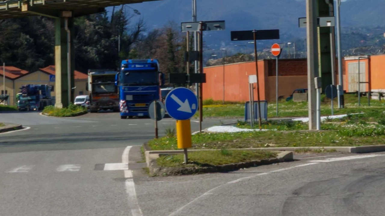 Via Valdilocchi ogni giorno è presa d’assalto da migliaia di auto di lavoratori a caccia di un parcheggio