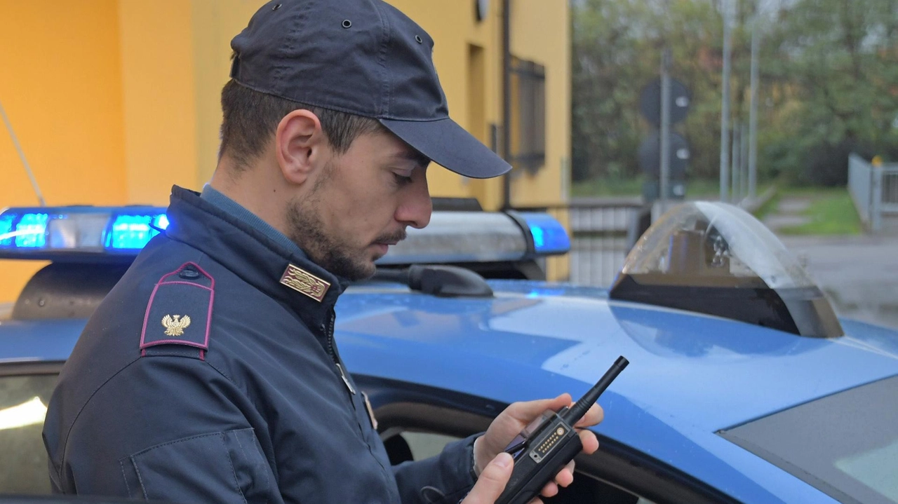 Intrusione notturna negli studi medici di via Benedetto Marcello: due uomini entrano da una finestra del bagno, rubando computer, telefono e contanti. Anche cibo sottratto, ricorda un precedente furto. Polizia indaga. Intrusione notturna negli studi medici di via Benedetto Marcello: due uomini entrano da una finestra del bagno, rubando computer, telefono e contanti. Anche cibo sottratto, ricorda un precedente furto. Polizia indaga.