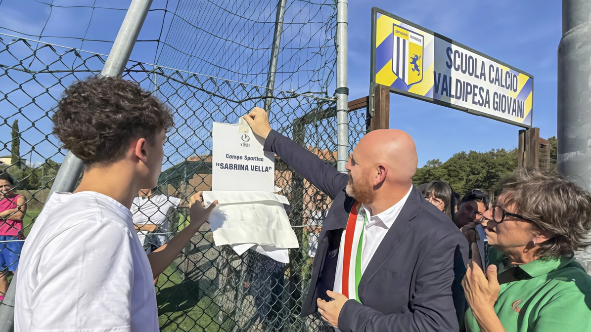 A Sabrina Vella, calciatrice, scomparsa prematuramente il 29 giugno 2024 all’età di 51 anni, è da ieri intitolato il... A Sabrina Vella, calciatrice, scomparsa prematuramente il 29 giugno 2024 all’età di 51 anni, è da ieri intitolato il...