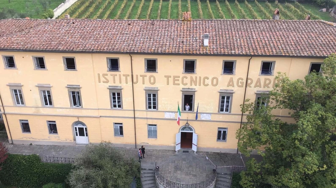 Ok dalla Provincia allo studio di fattibilità per un edificio adiacente all’attuale. Marmo: "Ora potremo correre per ottenere finanziamenti per la scuola". Ok dalla Provincia allo studio di fattibilità per un edificio adiacente all’attuale. Marmo: "Ora potremo correre per ottenere finanziamenti per la scuola".