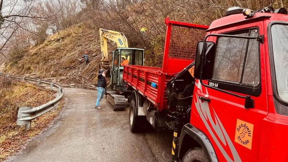 La frana sulla strada vicinale di ieri mattina e l’intervento della ditta per la rimozione dei detriti, materiali rocciosi e della vegetazione La frana sulla strada vicinale di ieri mattina e l’intervento della ditta per la rimozione dei detriti, materiali rocciosi e della vegetazione