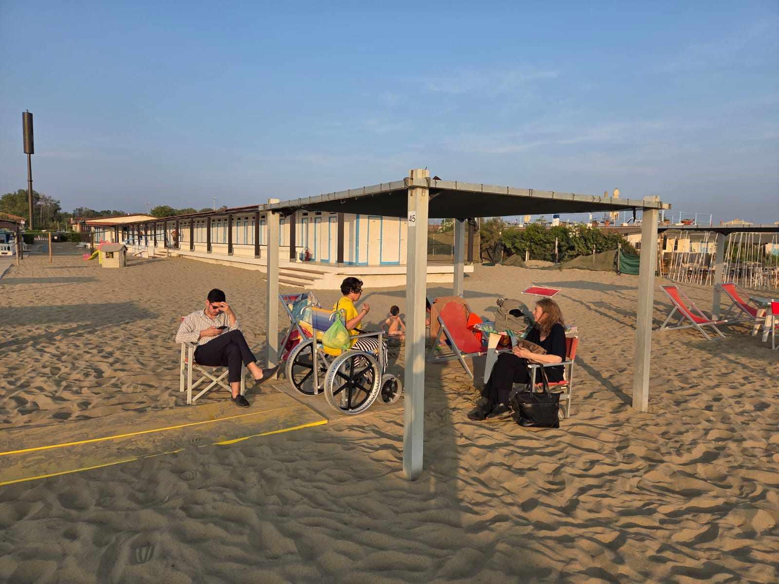 Il mare diventa inclusivo. Carrozzina per fare il bagno. Con un dono l’estate è per tutti Il mare diventa inclusivo. Carrozzina per fare il bagno. Con un dono l’estate è per tutti