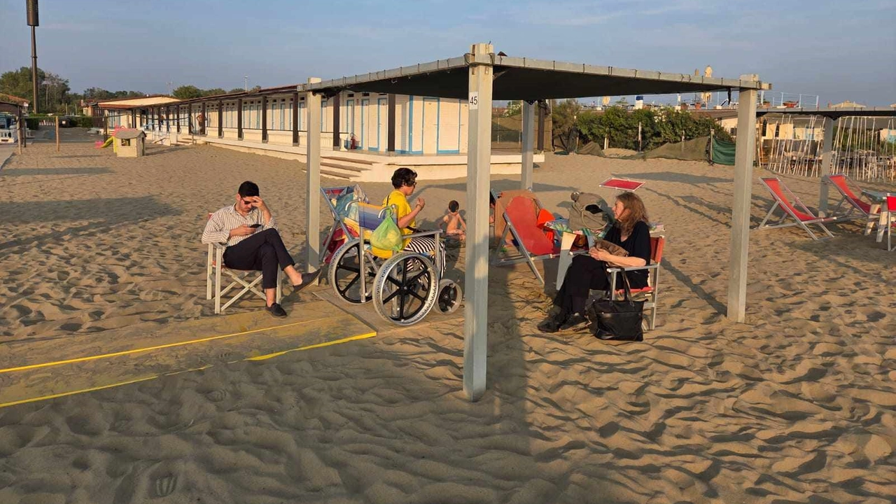Il mare diventa inclusivo. Carrozzina per fare il bagno. Con un dono l’estate è per tutti