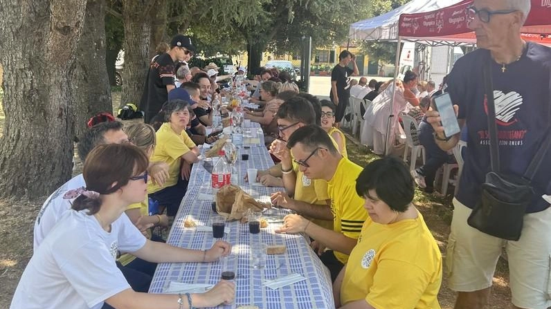 Il momento conviviale tra i ragazzi alla manifestazione «Il sorriso di Stefano» Il momento conviviale tra i ragazzi alla manifestazione «Il sorriso di Stefano»